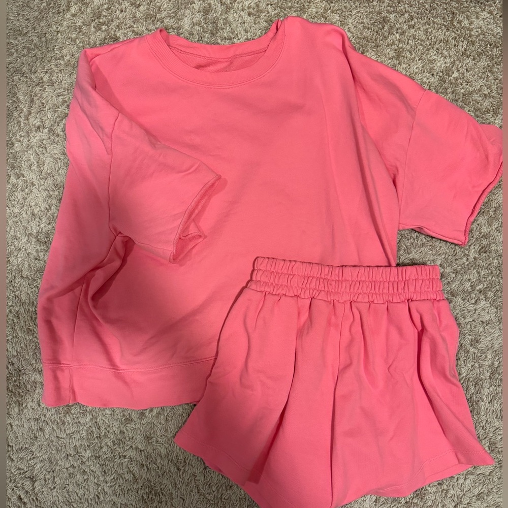 Daily Drills cropped sleeve crew and short!! Pink!